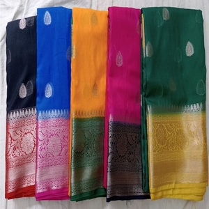 Los saris de gasa hechos a medida presentan delicados adornos artesanales con bordados. Ideal para bodas y fiestas - Product Image 1