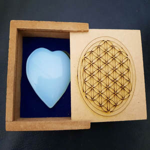 Hecho a mano Opalite Puffy Heart Caja de lujo de madera natural Envuelto Piedra preciosa Cuarzo Técnica grabada a mano - Product Image 1