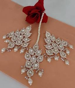 ARAÑA DE ÚLTIMO DISEÑO AL POR MAYOR INDIO Y PENDIENTES ARTIFICOS CON PERLA Y MANGTIKKA CONJUNTO PARA MUJERES Y NIÑAS - Product Image 3