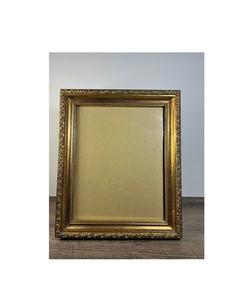 Cadre photo en bois foncé poli, créant une sensation haut de gamme et élégante, adapté aux intérieurs de bureaux pour présenter les réalisations professionnelles. - Product Image 1