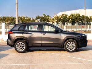 Corolla Cross Híbrido Mediano 1.8L 4 Cilindros 2024 TYT - Gris Metálico, Usado Certificado con Bajo Kilometraje (5.7km) y Excelente Estado - Product Image 5