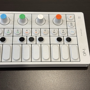 Synthétiseur de clavier portable Teenage Engineering OP-1 - Blanc - Neuf d'usine - Product Image 4
