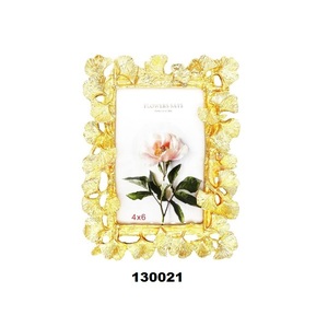 Marco de fotos de metal con diseño floral de 4x6 pulgadas con ideas de regalo de vidrio HD Mesa decorativa para el hogar (flores doradas) - Product Image 1