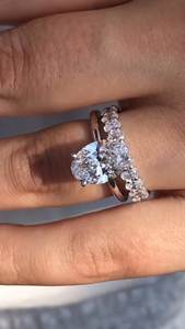 Anillo de compromiso de diamante de corte radiante cultivado en laboratorio, oro de 18kt, certificado IGI, lujoso anillo de regalo de Halo y pavé para mujer - Product Image 4