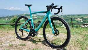 Bicicleta de Carretera Pinarello Serie F 2026 con Cuadro de Acero al Carbono, Grupo DURA ACE DI2, 12 Velocidades, Ruedas de 20 Pulgadas, Fabricada en EE. UU. - Product Image 5