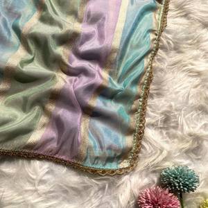 Sari Banarasi VASTRA COTTAGE de tejido puro Zari con teñido arcoíris, tejido Zari Patta con efecto arcoíris y elegante borde festoneado - Product Image 3