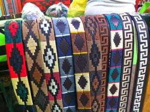 Ceinture en cuir de polo brodée à la main multicolore personnalisée avec boucle dorée Accessoires de sport élégants pour l'équitation - Product Image 5