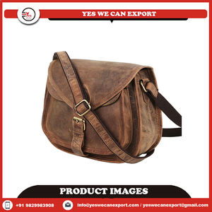 Nouvel arrivage de sac à bandoulière en cuir vintage élégant et tendance pour hommes écologique avec chaînes et boutons décoratifs en vente - Product Image 2