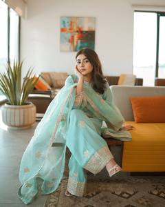 Nouveau Designer Collection Chinnon soie Salwar Kameez haut-bas Dupatta ensemble entièrement cousu prêt à porter 3 pièces costume de fête indien - Product Image 4