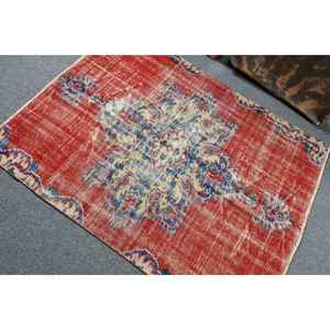 Tapis turc 3,9x5,1 pieds, tapis d'appoint vintage, tapis en laine rouge et bleu à motifs floraux - Product Image 4