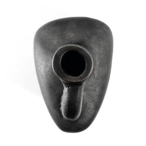 Vase de table en métal petit gris est une pièce d'accent décorative pour la maison Il présente une forme de bouteille mince avec une poignée - Product Image 5