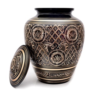 Urne funéraire en laiton de style européen Lord LV1102, confectionnée à la main, design personnalisé, pour adulte, fabriquée dans l'Uttar Pradesh, Inde - Product Image 2