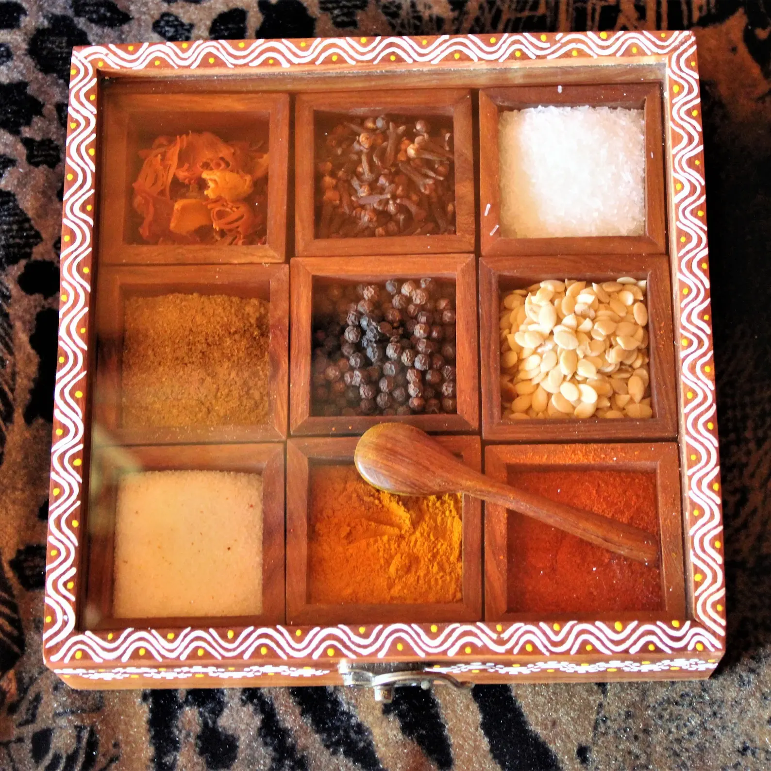 Boîte à épices carrée d'arrivée fraîche en bois Masala Dabba avec 9 compartiments à épices et cuillère boîte de rangement polyvalente pour épices