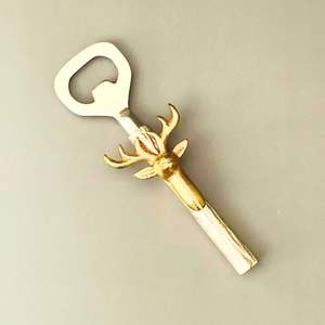 Ouvre-bouteille décoratif mural en forme de tête de cerf Casa Gold, élégant, accessoire de bar - Product Image 3