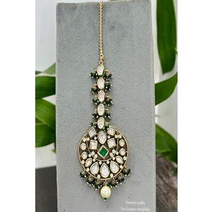 Magnifique Tikka en laiton plaqué or de qualité supérieure, orné de pierres Kundan, pour femmes, filles et mariées, pour les occasions de mariage et de fête. - Product Image 3