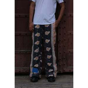 Pantalones Vintage 100% Algodón Refinado con Parches, Cremalleras y Pedrería, Estilo Urbano Holgado Recto XL, Cálidos de Invierno, Cintura Media, Tejido Reutilizado - Product Image 1