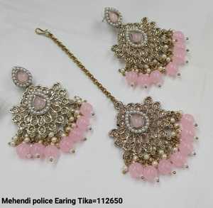 BOUCLES D'OREILLES DE CHANDELIER DE CONCEPTION INDIENNE EN GROS BOUCLES D'OREILLES ARTIFICIELLES AVEC PERLES ENSEMBLE MANGTIKKA POUR FEMMES ET FILLES - Product Image 1