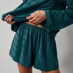 Completo Due Pezzi da Donna in Cotone Modal: Maglia a Maniche Lunghe Henley e Pantaloncini in Jersey Organico - Abbigliamento Sostenibile per Casa - Product Image 6