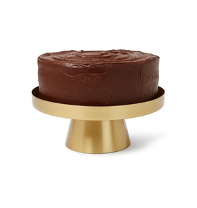 Brillo dorado para su mesa de postres con este soporte de metal adornado para cupcakes, ideal para crear una exhibición llamativa y elegante - Product Image 4