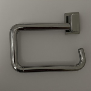 Soporte de papel higiénico de metal decorativo con acabado rústico negro mate artesanal Diseñado para interiores decorativos - Product Image 2