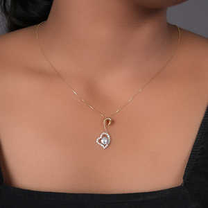 Collier tendance pour femme avec pendentif en forme de cœur plaqué or, zircone cubique, chaîne en laiton plaqué rhodium, pierres principales en diamant et perle, cadeau - Product Image 4