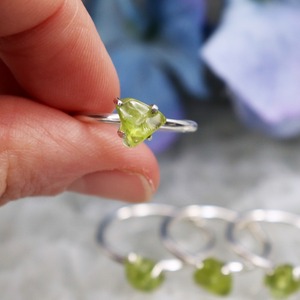 Anillo de Peridoto en Bruto de 8-10 mm con Engaste de Puntas, Anillo de Piedra Preciosa Natural, Latón Ajustable, Joyería Delicada Hecha a Mano para Mujer - Product Image 6