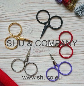 กรรไกรเย็บปักถักร้อยสแตนเลสขนาดเล็กคุณภาพดีที่สุด 2.5 นิ้วพร้อมห่วงนิ้วใหญ่เครื่องมือความงาม - Product Image 1