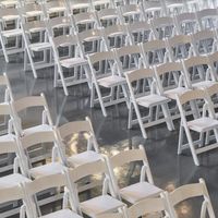 Chaises de salle à manger empilables vintage à dossier croisé en bois massif, en vente dans le monde entier à prix avantageux avec livraison rapide