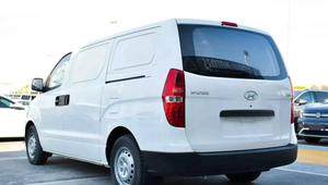 Hyundai H1 Van 2024 Blanc Propre, Occasion, Conduite à Gauche, Pick-up, Transmission Manuelle R17, Sièges en Tissu, Bluetooth, Diesel - Product Image 3