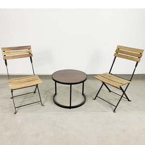 Juego de Mesa de Centro Redonda de Madera Hecha a Mano y 2 Sillas de Respaldo Bajo - Product Image 1