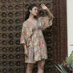 Robe décontractée en polyester à imprimé floral vert pour femmes avec col en V et manches chauve-souris, style doux et confortable à porter en plusieurs couches - Product Image 1