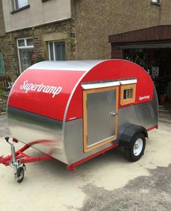 Caravane miniature Supertramp en aluminium pour 2 personnes, rouge, design moderne avec plancher en bois - Product Image 1