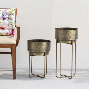 Modern Design Stylish Wooden Planter <b>Pot</b> with Black <b>Stand</b> Set 3-Piece Home Decor for Garden New Condition Metal <b>Stand</b> <b>Pots</b> - Product Image 4