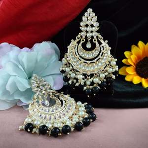 Kundan Chandbalis สวยงามด้วยไข่มุกสีสดใสดูคลาสสิกเหมาะสำหรับงานแต่งงานงานรื่นเริงหรือกิจกรรมพิเศษ - Product Image 3