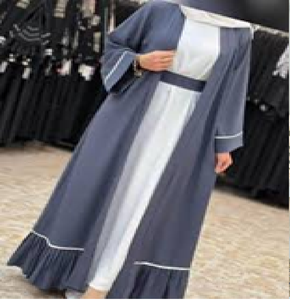 Abaya minimalista color rosa polvo con ribete blanco limpio y mangas anchas. Elegancia sencilla disponible a precios de mayoreo. - Product Image 2