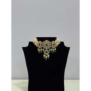 Collier ras du cou en perles Emerald Royale, accessoire de mariage élégant avec forme de diamant taille émeraude - Product Image 2