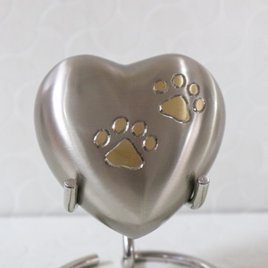 โกศทองเหลืองรูปอุ้งเท้าสัตว์เลี้ยงสำหรับใส่เถ้ากระดูกหัวใจโกศแกะสลักรูปหัวใจสำหรับขี้เถ้าทองเหลืองทำมือรูปอุ้งเท้าสัตว์เลี้ยง - Product Image 3