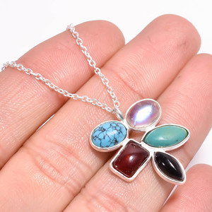 Vente en gros de collier en argent sterling 925 au design classique pour femmes fait à la main avec un mélange de pierres précieuses et de chaînes fines - Product Image 1