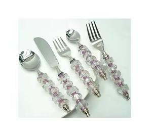 Juego de cubiertos de metal con diseño de mango decorativo para una mesa de comedor de cocina tradicional rústica, ideal para uso diario y fiestas. - Product Image 2