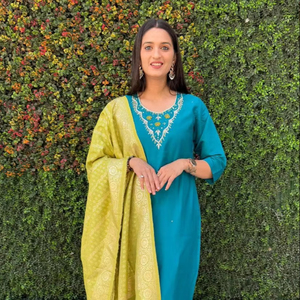 Grand ensemble élégant et droit de pantalon Kurti Dupatta Collection ethnique indienne opulente pour la vente en gros B2B et les cadeaux d'entreprise - Product Image 1