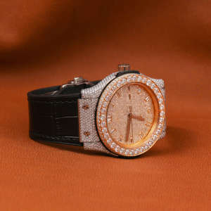 นาฬิกาหรูคุณภาพสูง ตัวเรือนแก้วทรงเพชร สายสแตนเลส ประดับโมอิสซาไนต์ ตัดแบบครึ่งไอซ์ ดีไซน์คลาสสิก หน้าปัดแบบโรมัน พร้อมฟังก์ชั่นวันที่ - Product Image 4