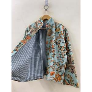 Chaqueta de terciopelo acolchada Mughal Garden con estampado a bloques en Aqua Empolvado y Flor de Otoño, rellena de algodón - Product Image 1