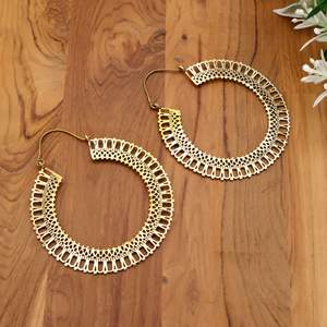 Grande boucle d'oreille circulaire minimaliste ethnique en laiton doré de Bohème pour femme comme cadeau pour l'art de la déclaration - Product Image 1