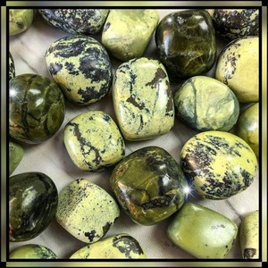 คริสตัลเซอร์เพนไทน์ธรรมชาติ ขัดเงา รูปไข่ สีเขียว สำหรับการทำสมาธิ ลดราคาพิเศษ เป็นมิตรต่อสิ่งแวดล้อม - Product Image 3