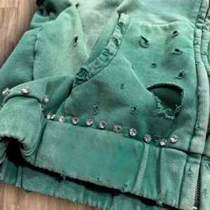 เสื้อฮู้ดครอปซิปผ้าเฟรนช์เทอร์รี่ผสมโพลีเอสเตอร์/คอตตอน ลายโลโก้แบบกำหนดเองสำหรับฤดูหนาว สไตล์สตรีทแวร์ แต่งขาด ยับ 450 GSM ล้างสีแบบ Acid Wash ประดับคริสตัล - Product Image 6