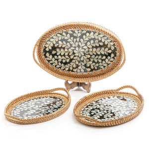 Plateau en rotin ovale Artisan avec joli design noir motif à la mode unique idéal pour servir des boissons collations et décoration intérieure - Product Image 1