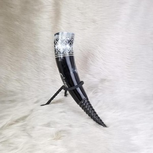 Véritable corne à boire Viking fabriquée à la main, chope médiévale polie avec support en fer, finition naturelle écologique - Product Image 1