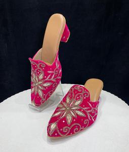 Design de luxe pour femmes Jutti avec broderie à la main Vente à l'exportation Tendance de la mode pour la maison et le bureau Meilleur prix en Inde - Product Image 2