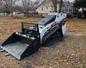 Minicargadora de dirección deslizante Carga nominal de 1-5 toneladas con accesorios de oruga - Product Image 5