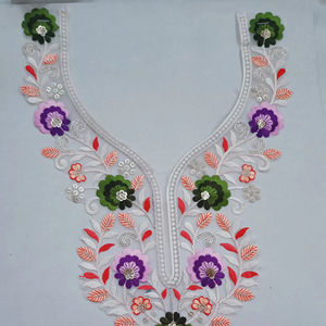 Collier brodé de créateur avec fil métallique et perles - Product Image 1